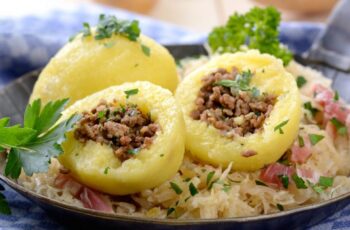 Картопляні галушки з м’ясною начинкою